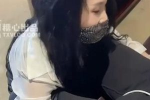 丽江的一对夫妻,一人演两角,上演了一出“一女戏两男”好戏。