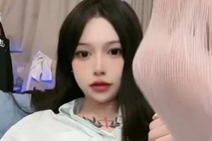 某推上有个叫蓓蓓酱的妹纸,她长的比女人还漂亮。