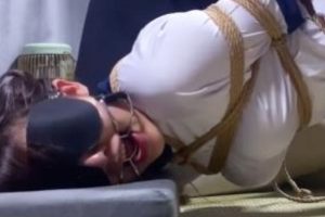 绳精病月日,美国女学生用绳索捆绑身体,完成“束缚训练”。