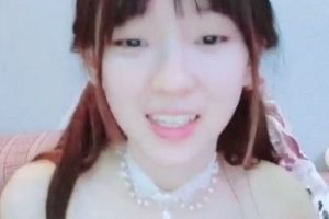 可爱的18岁小妹子身材瘦瘦的,营养不良的大眼美女