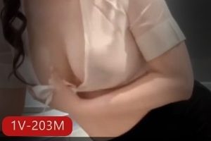 熟女妻子厨房玩那地方，真实一绝，身材弄油小翘臀，收藏下载