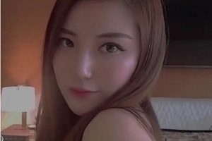留学生美女自拍《李真》外卖小哥送错房间开启多人运动1V1G,精彩瞬间