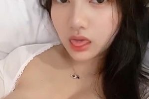 小尤奈童颜大罩杯推特视频合集33部931M白亮露脸